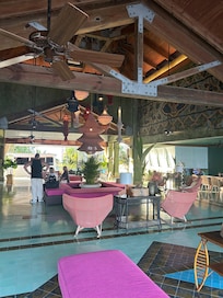 Lobby - open air