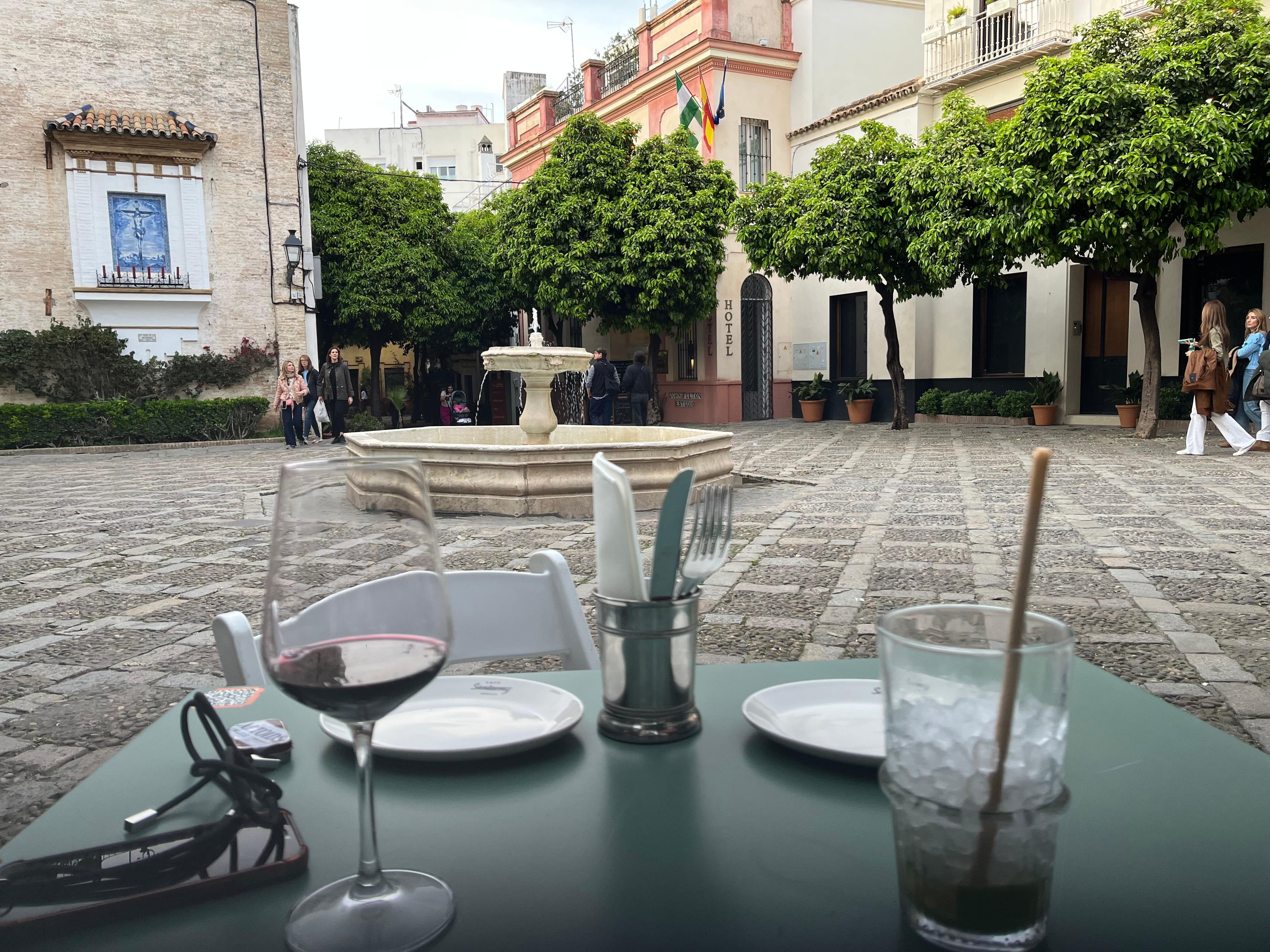 Vista de hotel desde restaurante muy rico en plaza enfrente