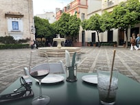 Vista de hotel desde restaurante muy rico en plaza enfrente
