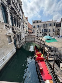 La entrada del hotel.