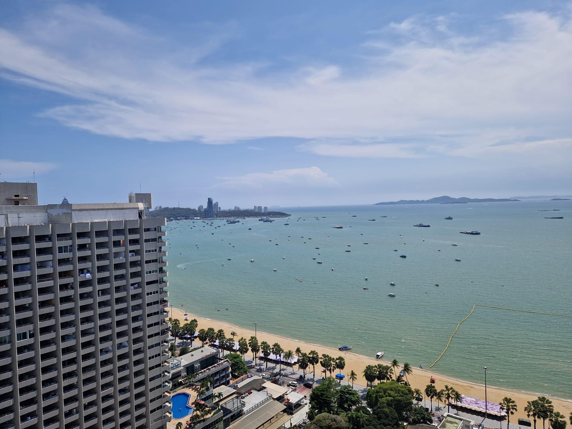 Uitzicht vanaf de rooftop bar.