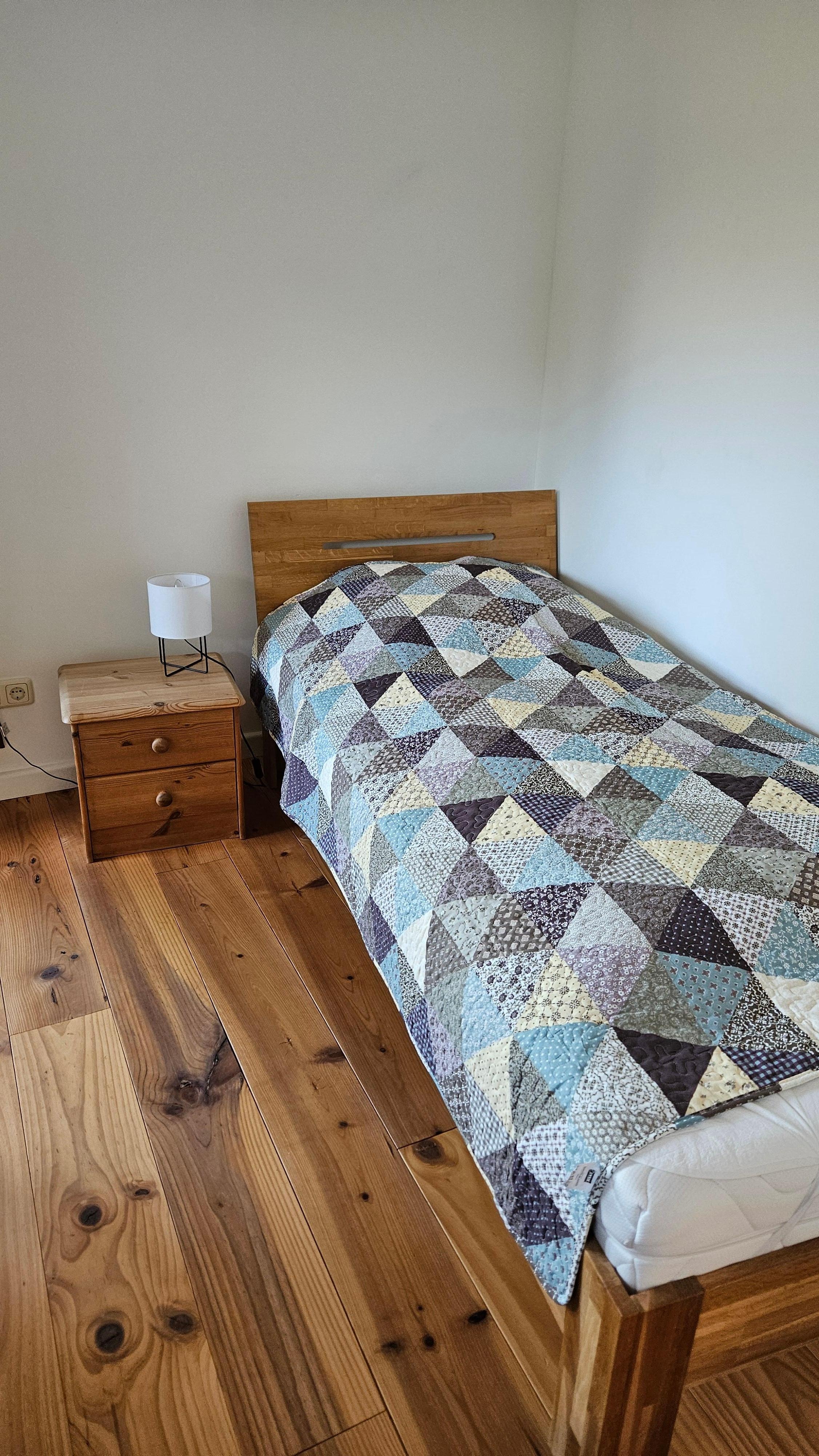 Kleines Schlafzimmer im 1. OG mit zwei Einzelbetten