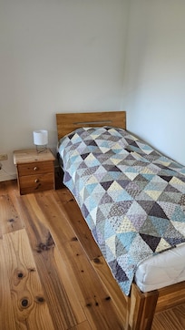 Kleines Schlafzimmer im 1. OG mit zwei Einzelbetten