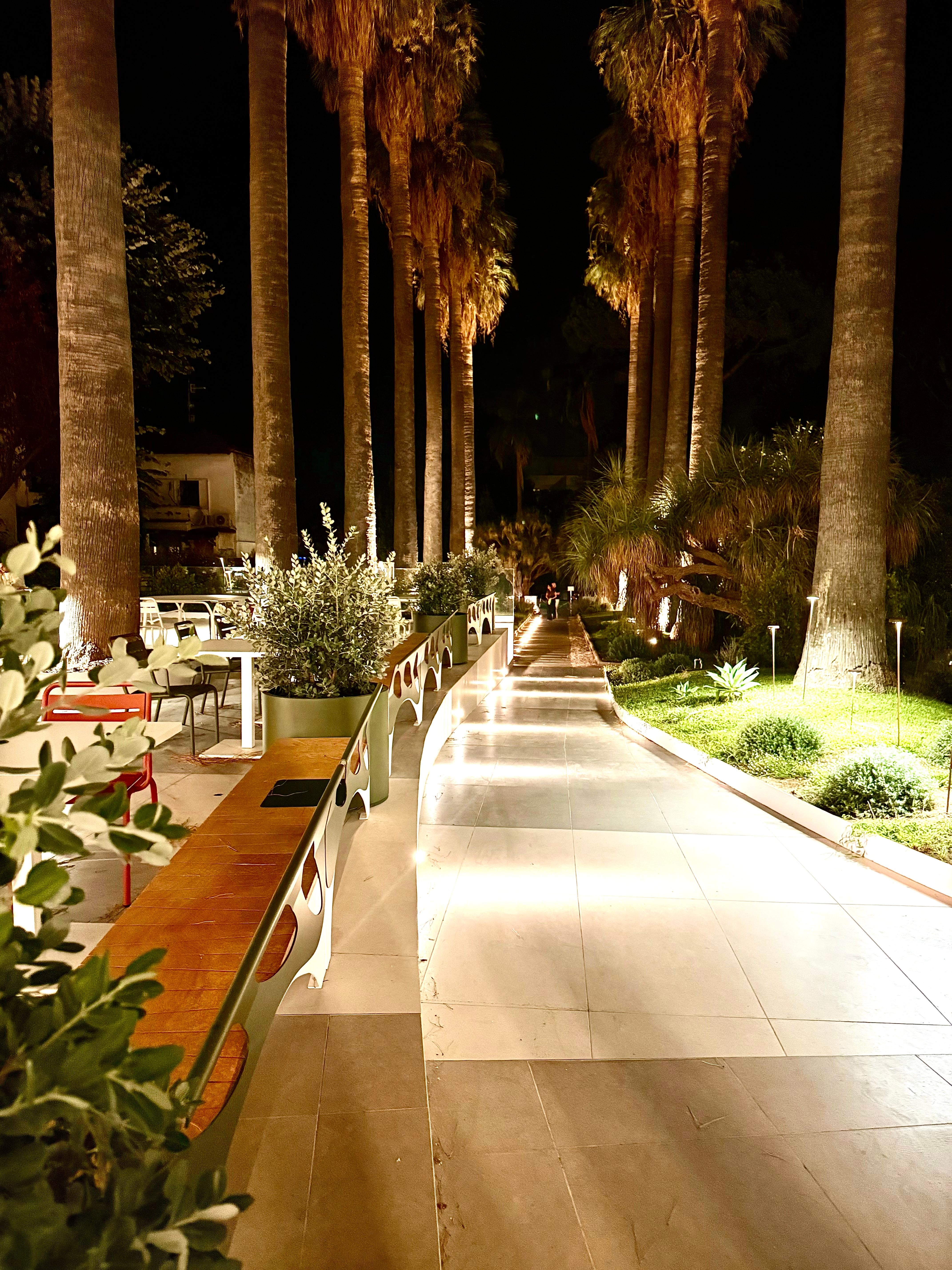 Kulku uima-altaalle iltavalaistuksessa. 