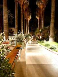 Kulku uima-altaalle iltavalaistuksessa.