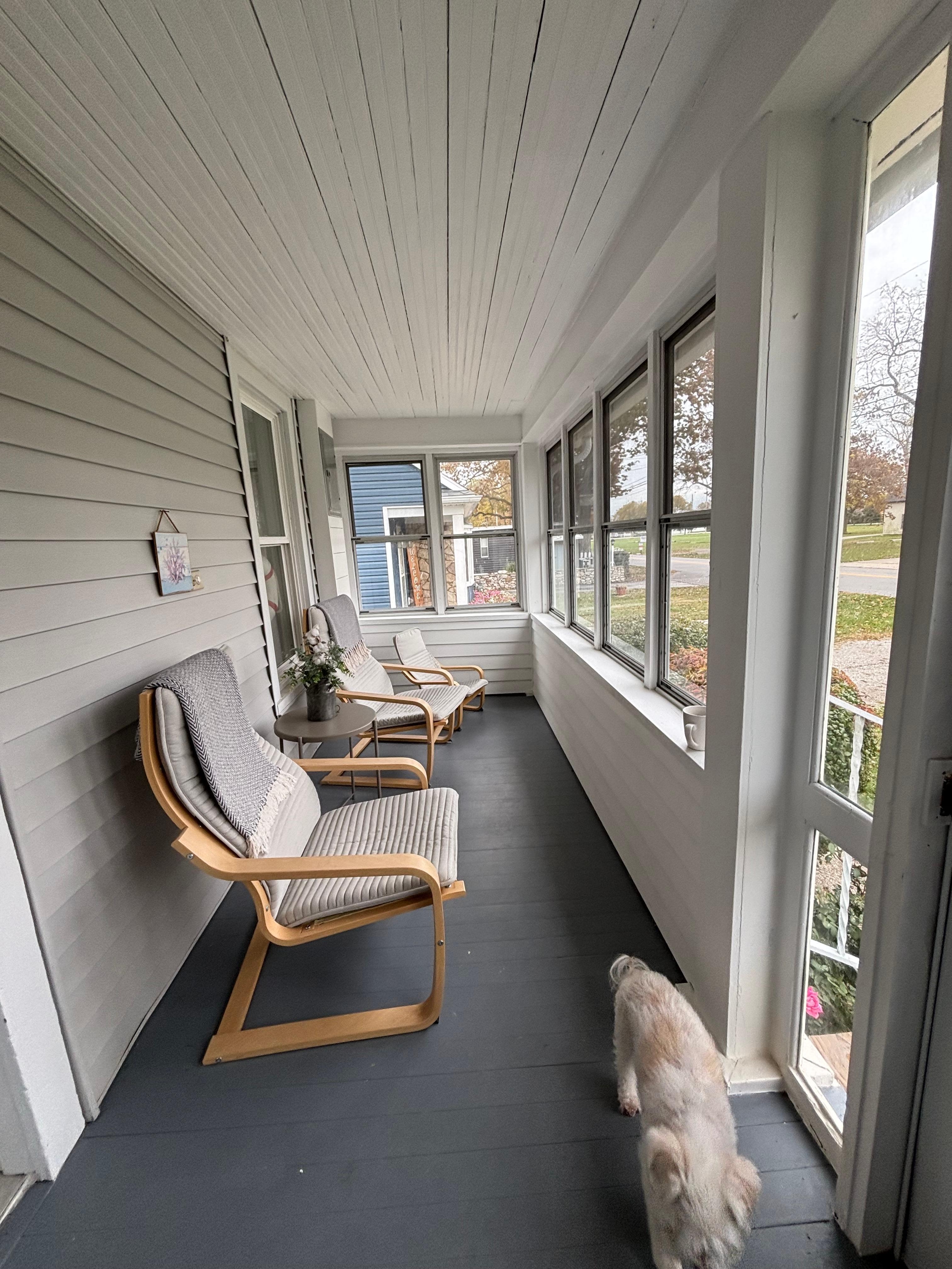 Screened in front porch.