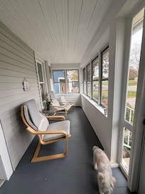 Screened in front porch.