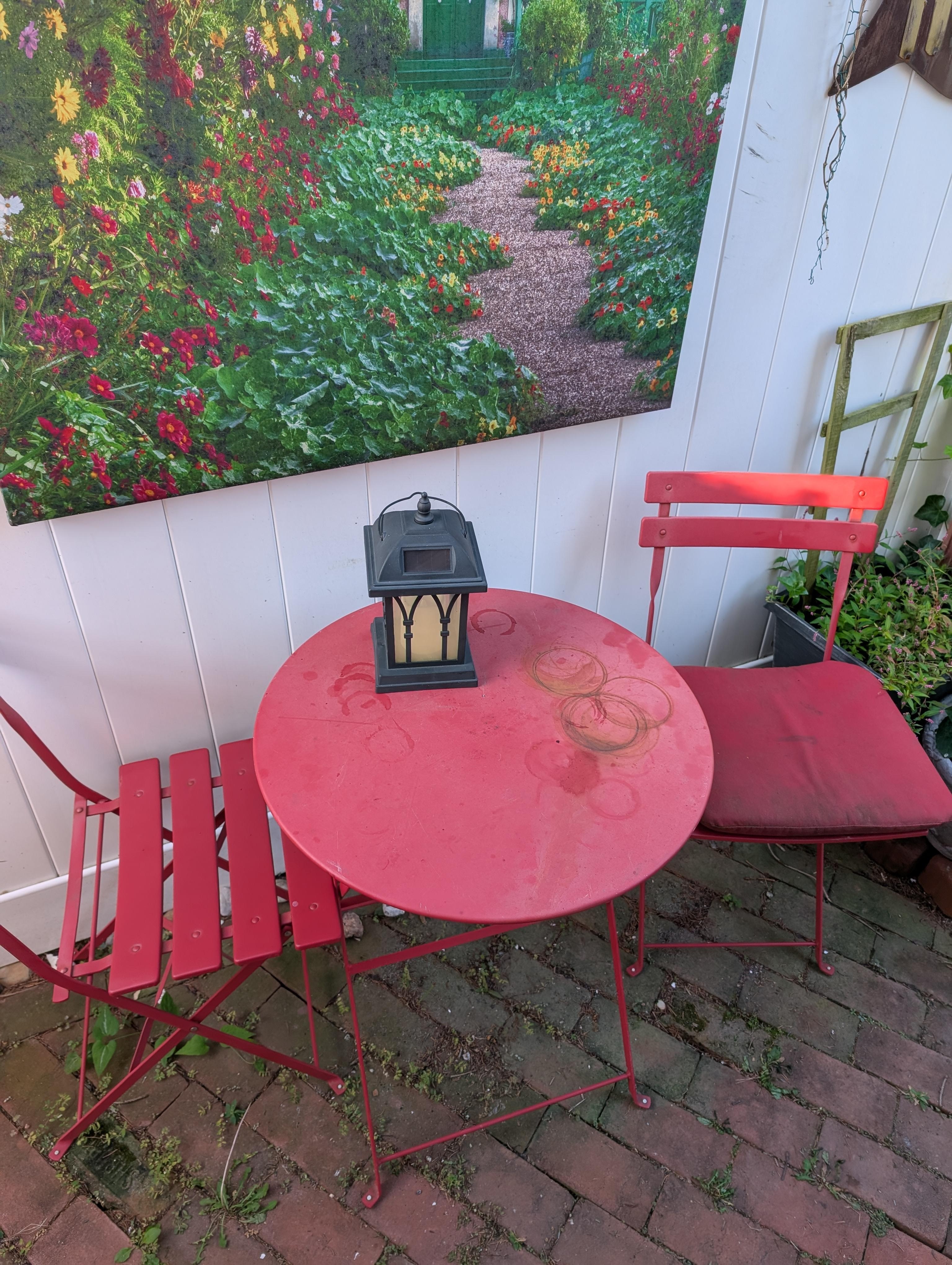 Stained table and cushion, missing cushion. In photos this was almost new 