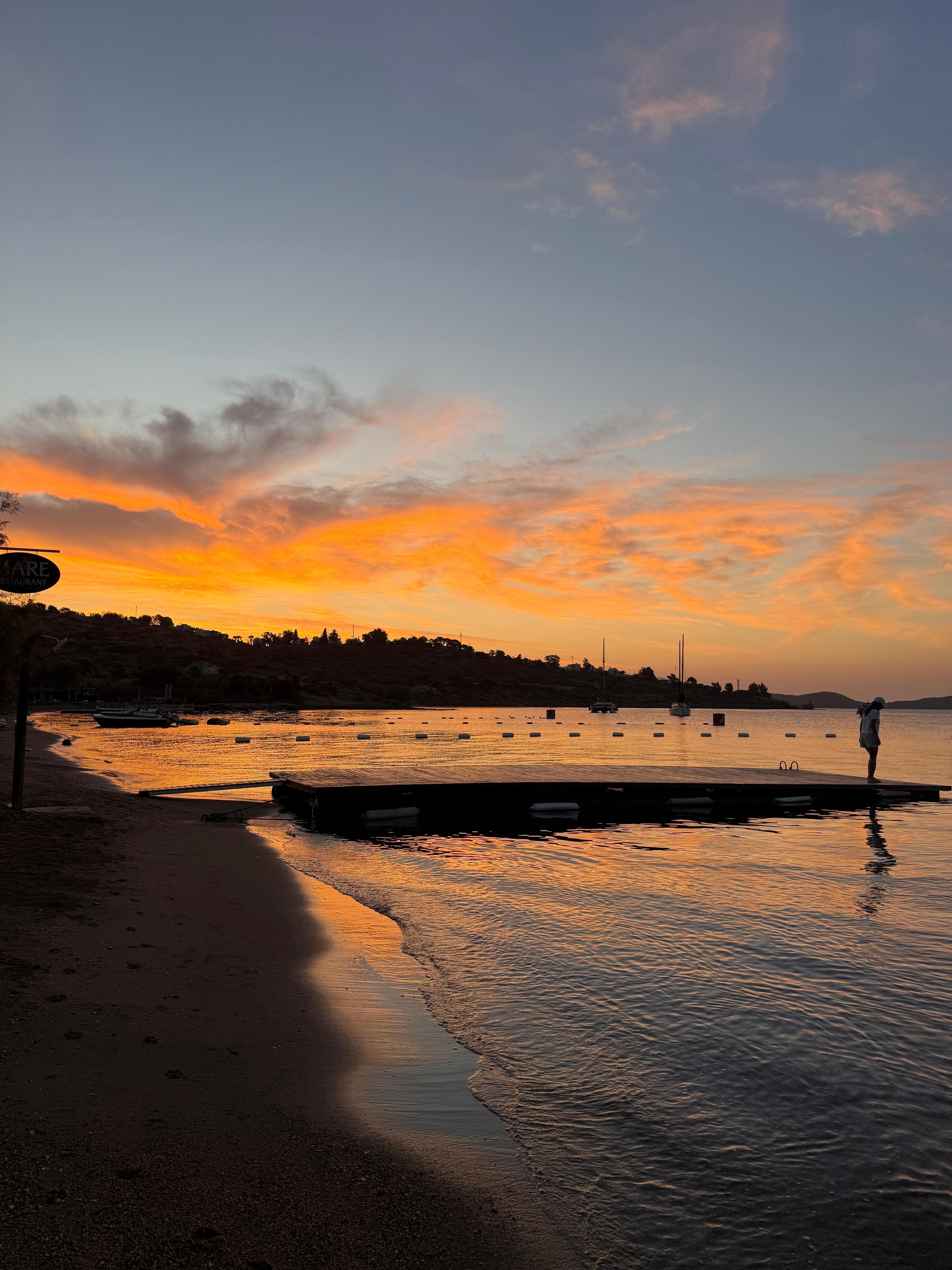 Gün doğumunda kumsalı