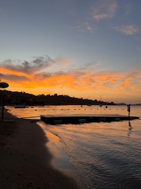 Gün doğumunda kumsalı