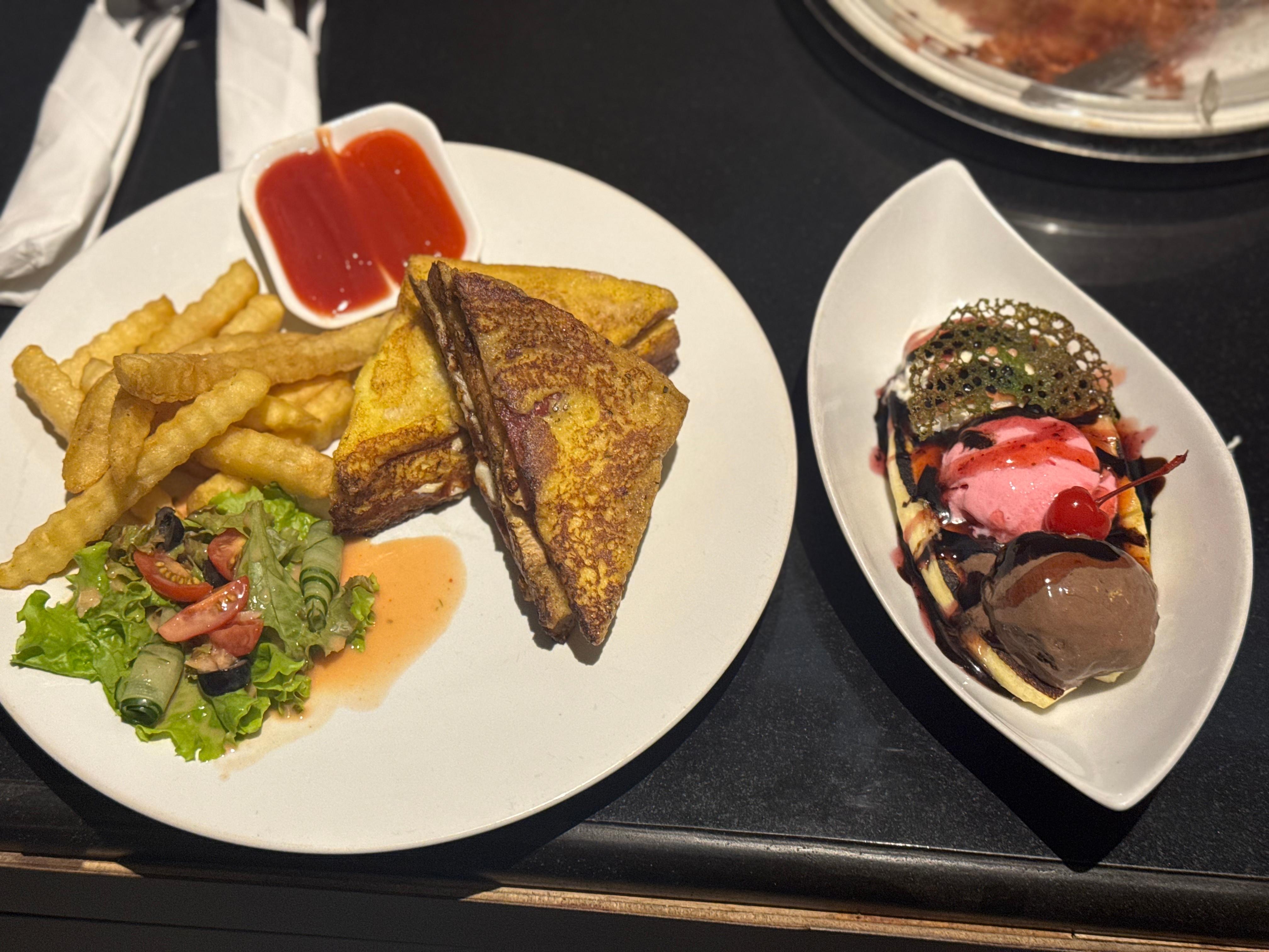 Monte cristo w/ banana split