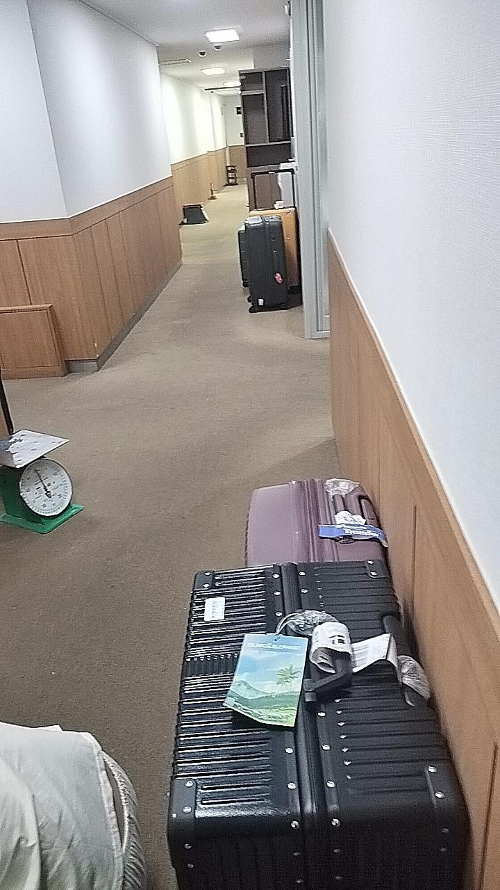 部屋がせまいのでスーツケースは廊下に出してあります。パッキングなども廊下で。