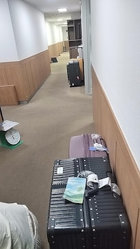 部屋がせまいのでスーツケースは廊下に出してあります。パッキングなども廊下で。