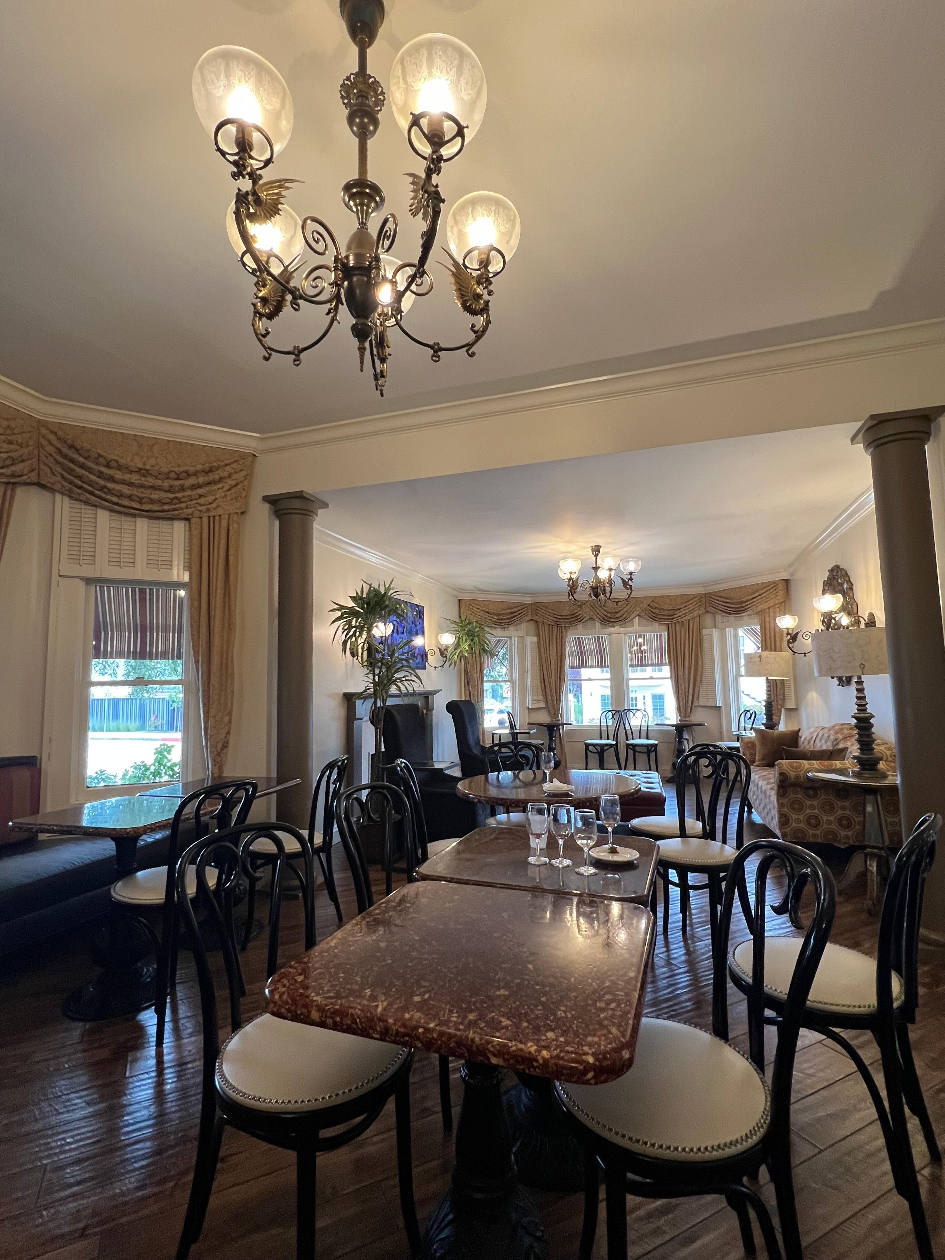 The breakfast room
