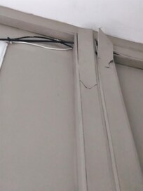 Falta de manutenção, fios expostos, acabamentos quebrados.