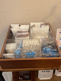 In addition to the amenities in the room, there were also extra items thoughtfully prepared for guests. The photo was taken late at night, so it doesn’t look very tidy.