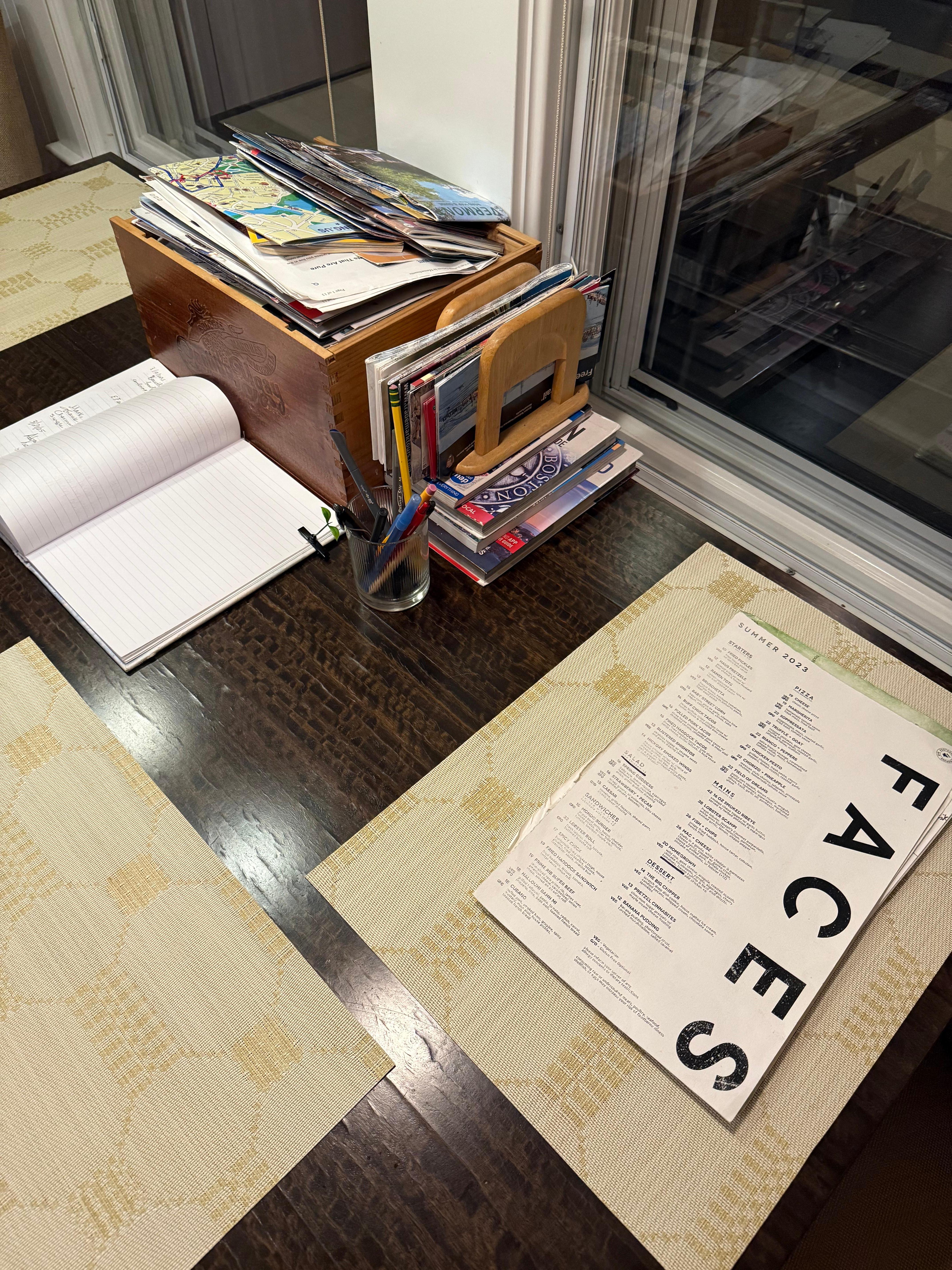 Menus and maps in the kitchen 