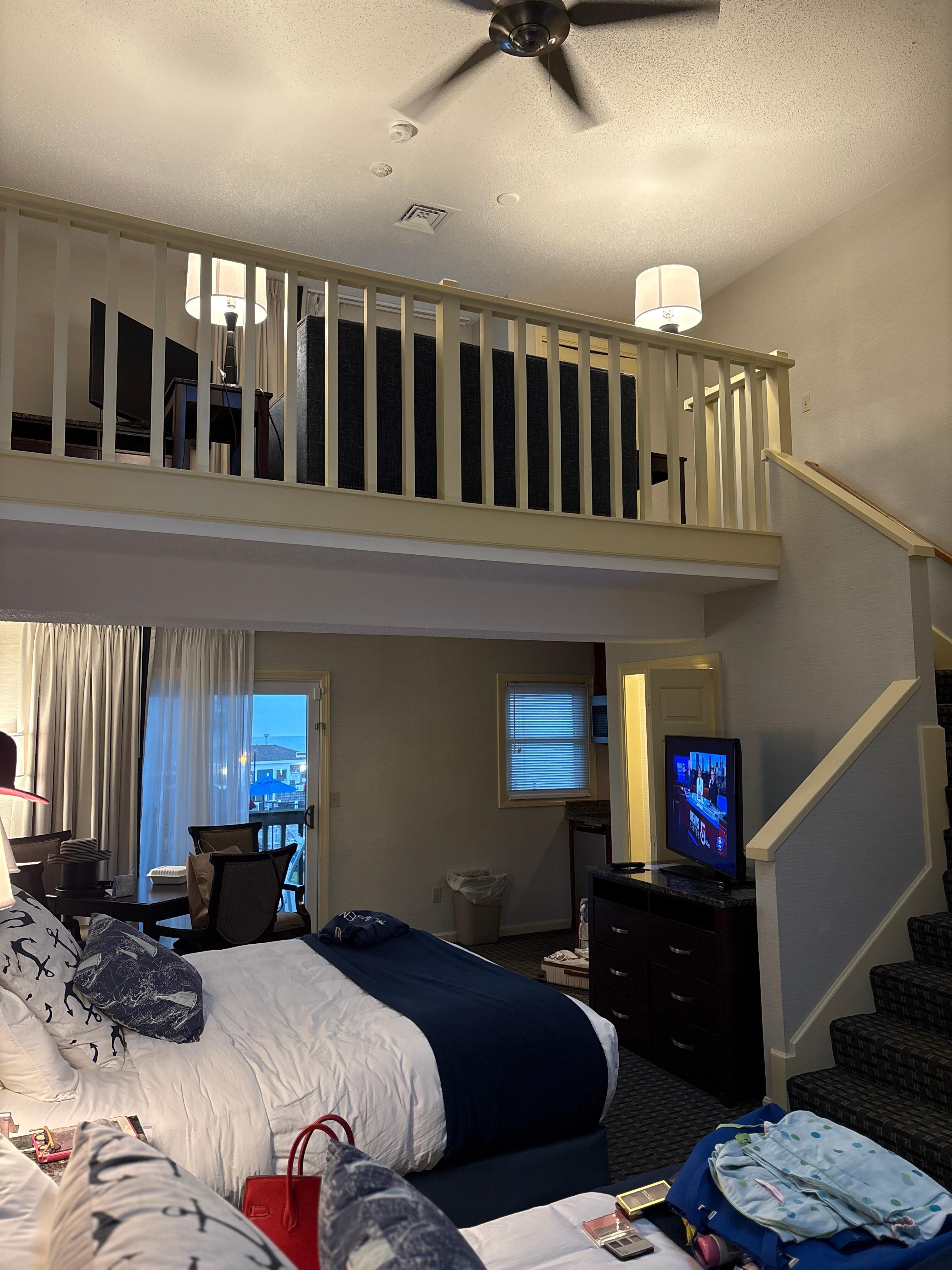 Upper lift sleeps super w balcony