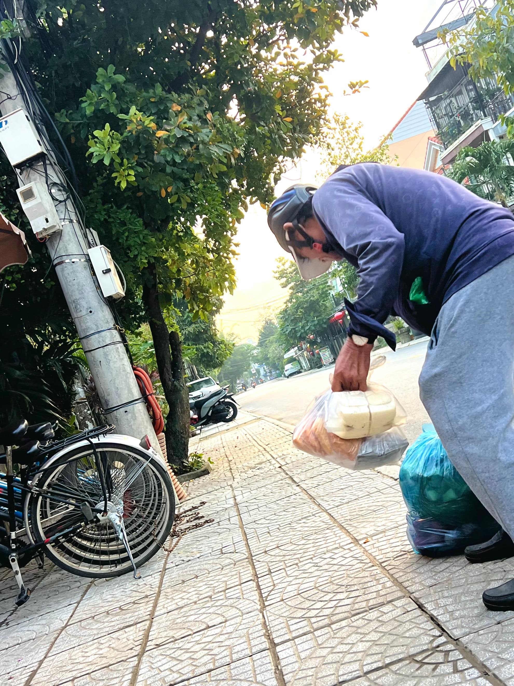 Early morning bread delivery for breakfast buffet. Bike rack for guests 