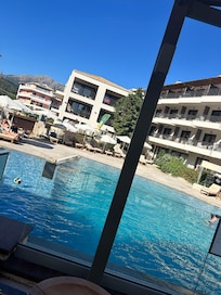 Piscina vista dal bar