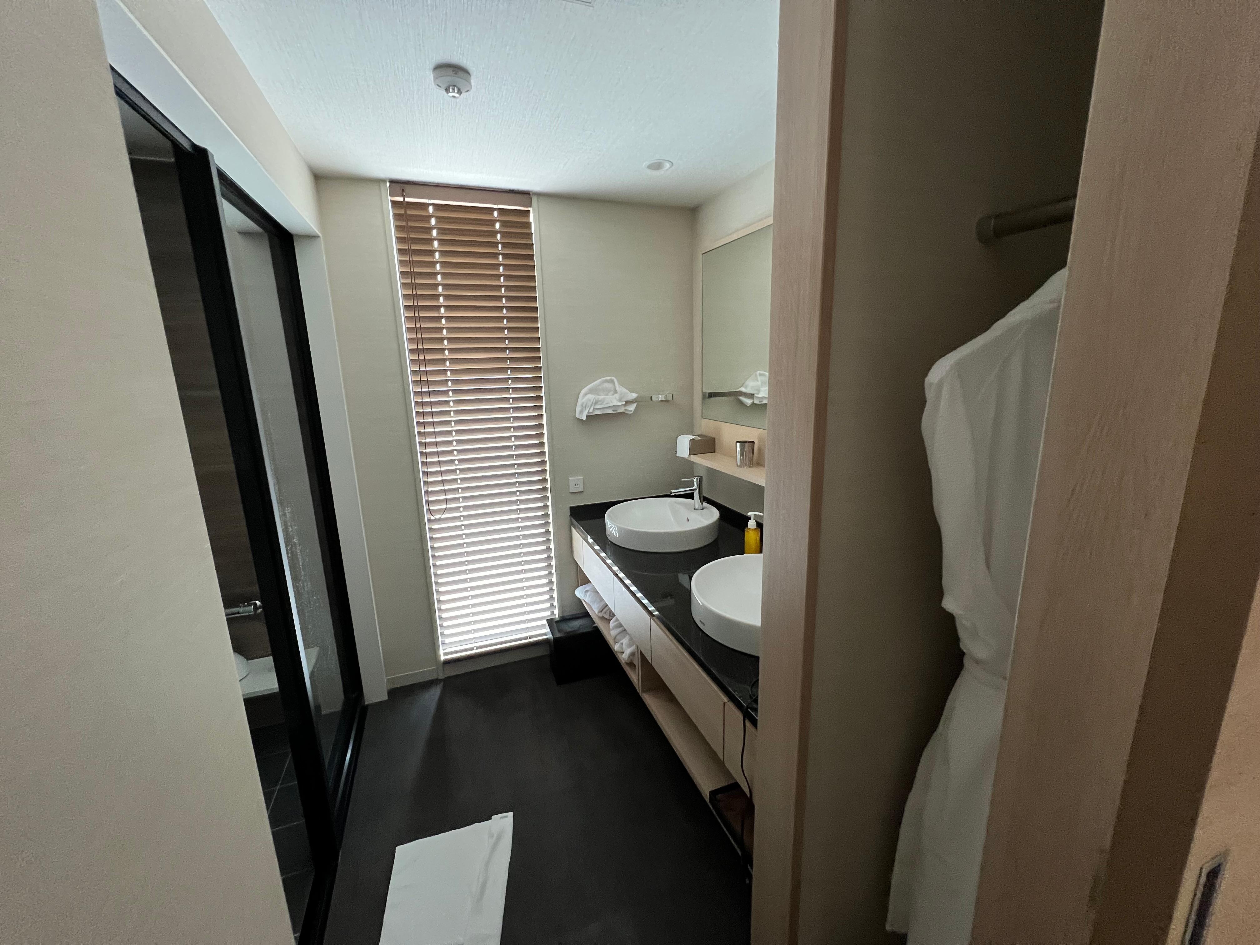 Twin deluxe corner bathroom