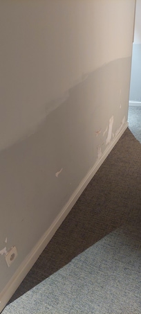 Couloir peinture abîmée