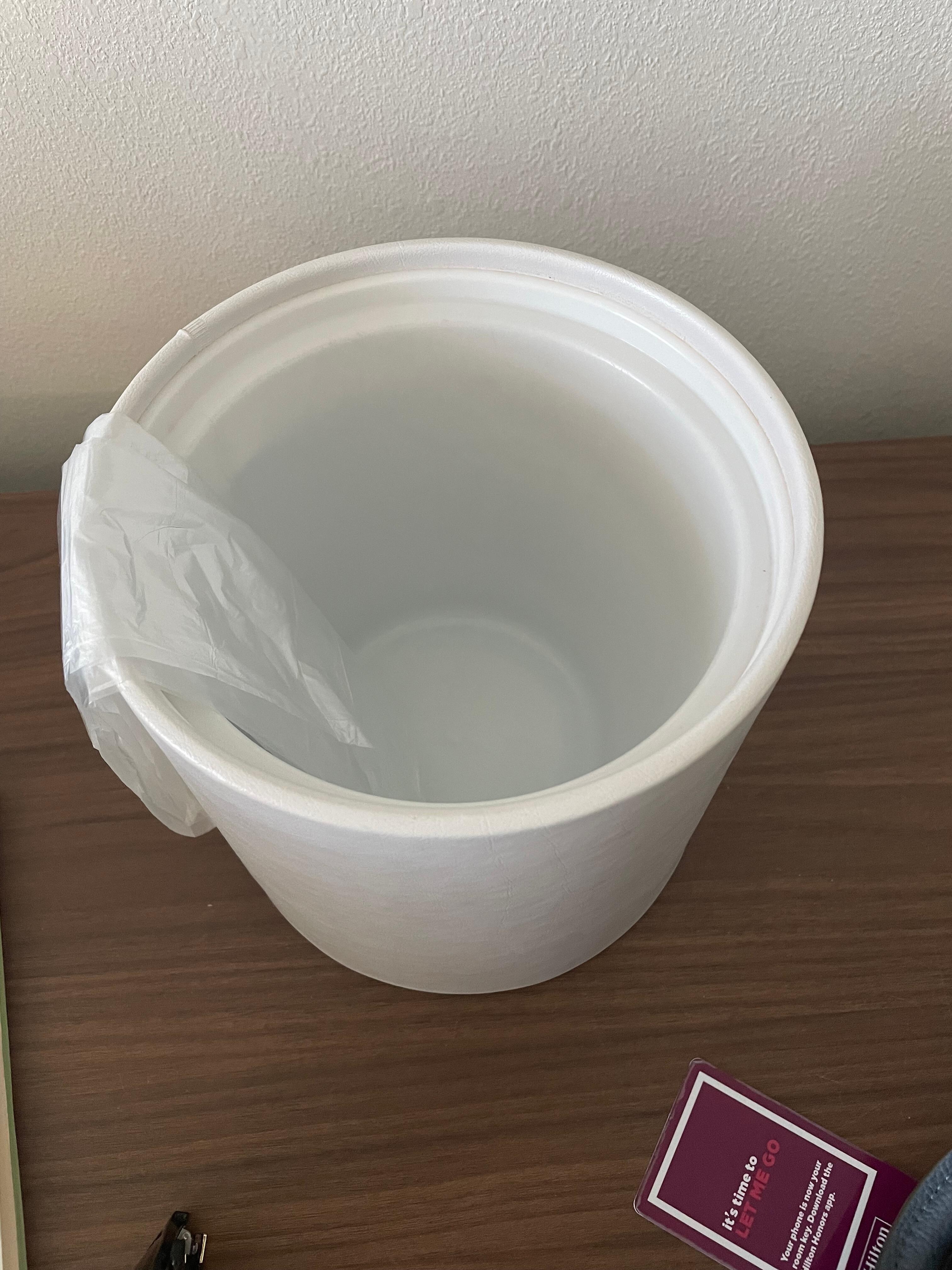 No lid for ice bucket!