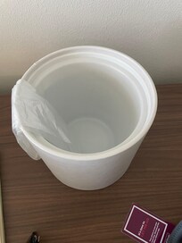 No lid for ice bucket!