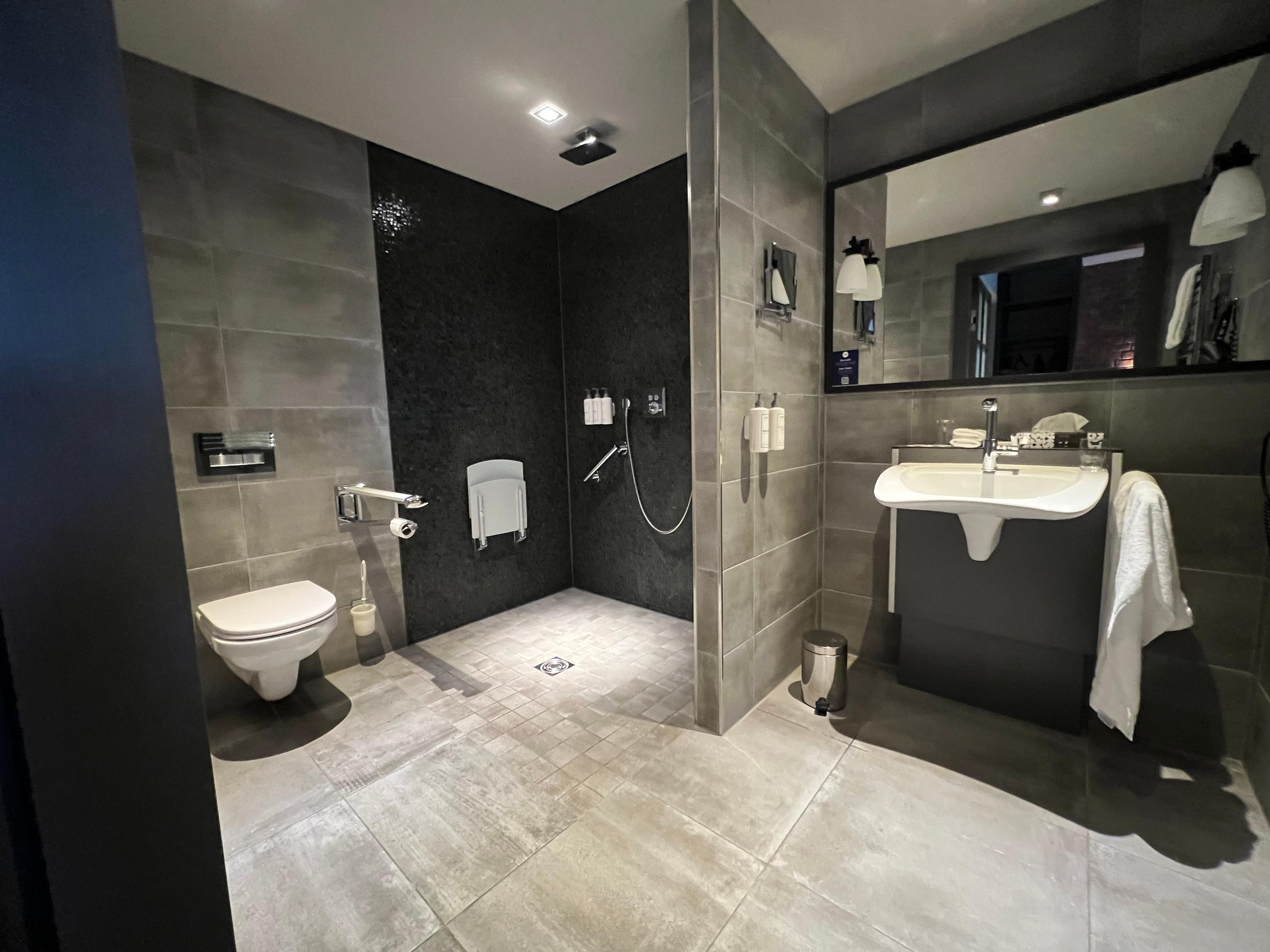 Toaletten på det anpassade rummet. 