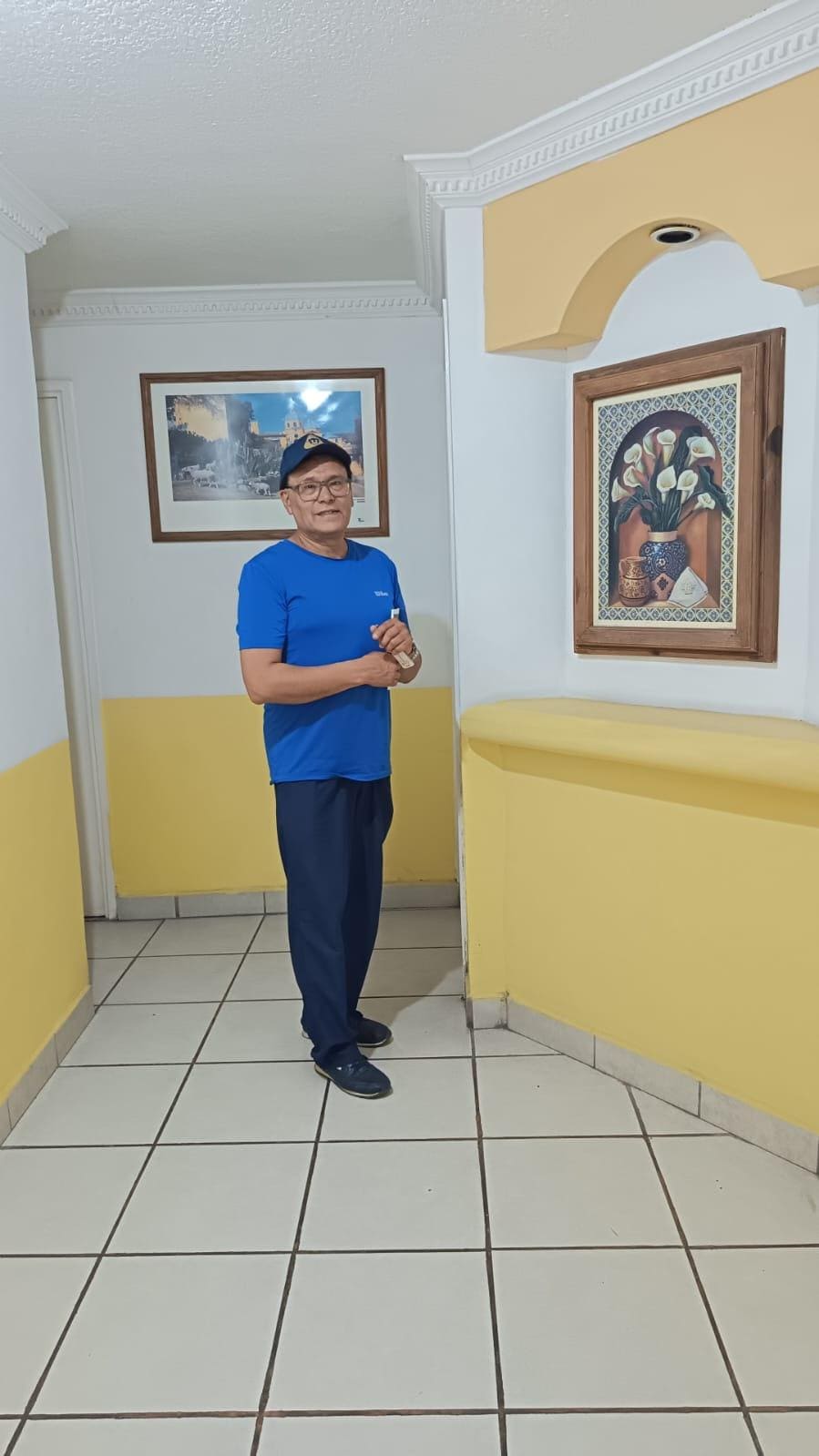 En la entrada de la habitación del hotel.