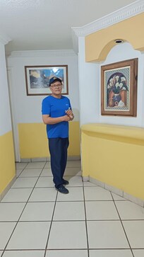 En la entrada de la habitación del hotel.