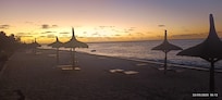 Levé de soleil sur la plage devant l'hôtel
