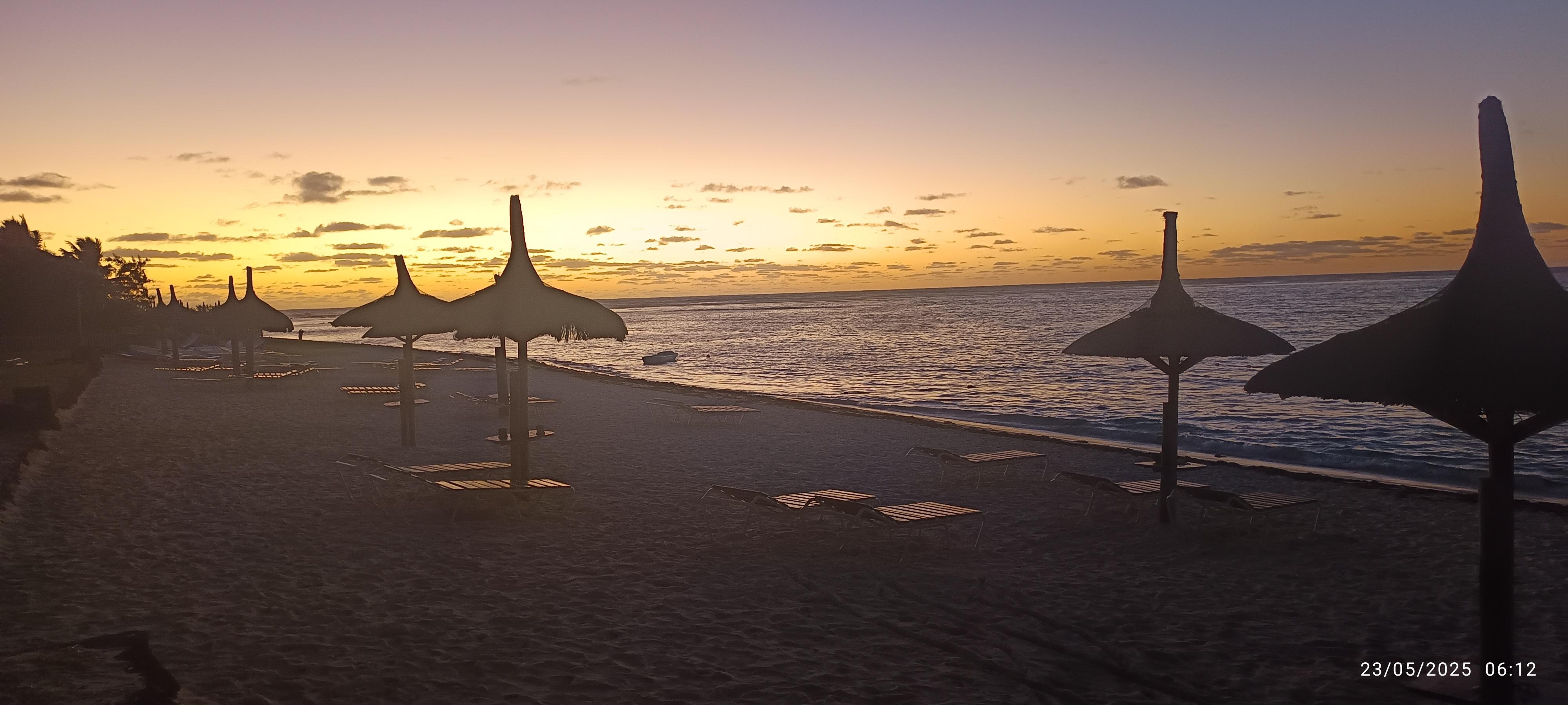 Levé de soleil sur la plage devant l'hôtel