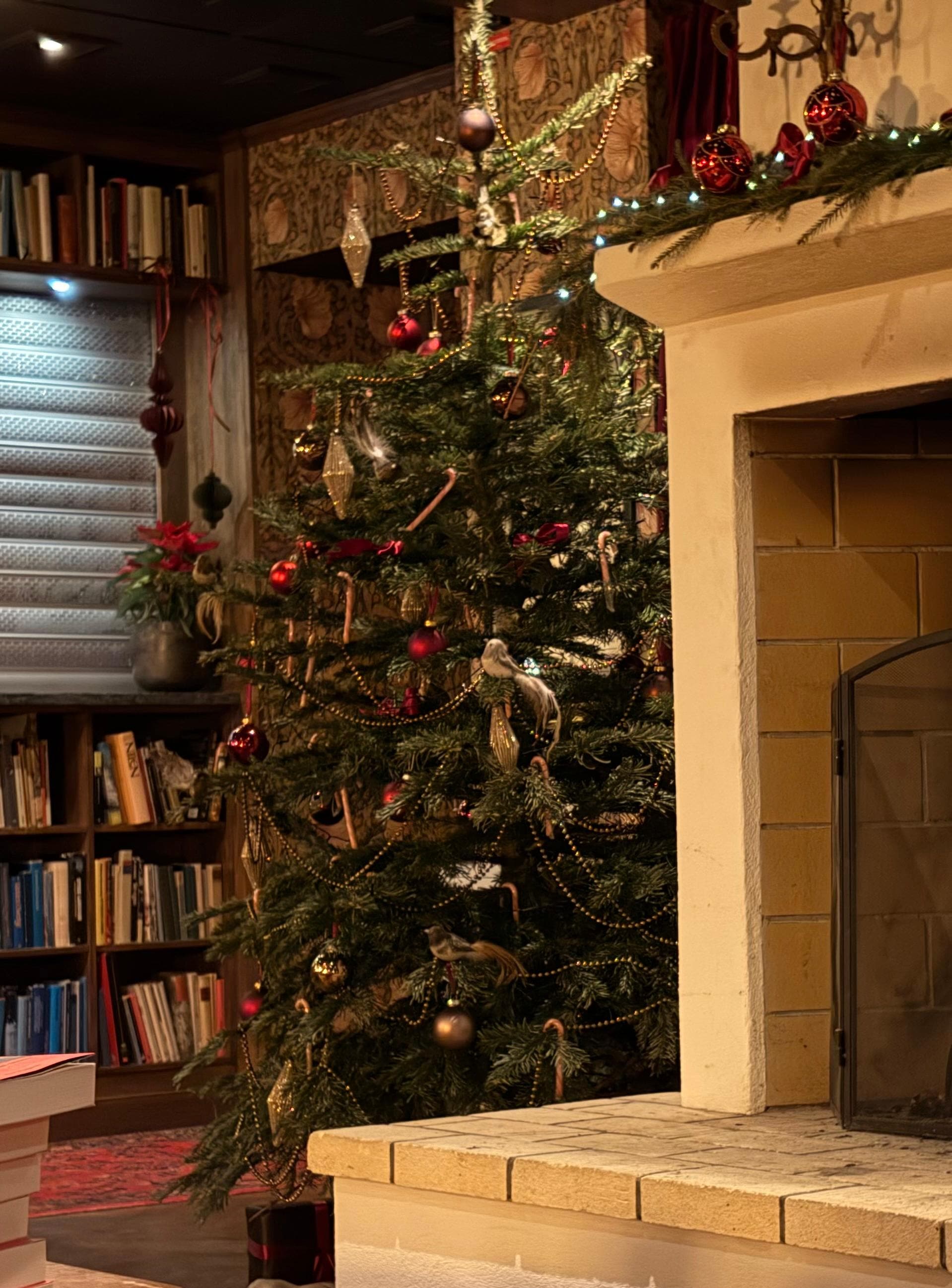 Fin julgran i receptionen.