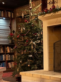 Fin julgran i receptionen.