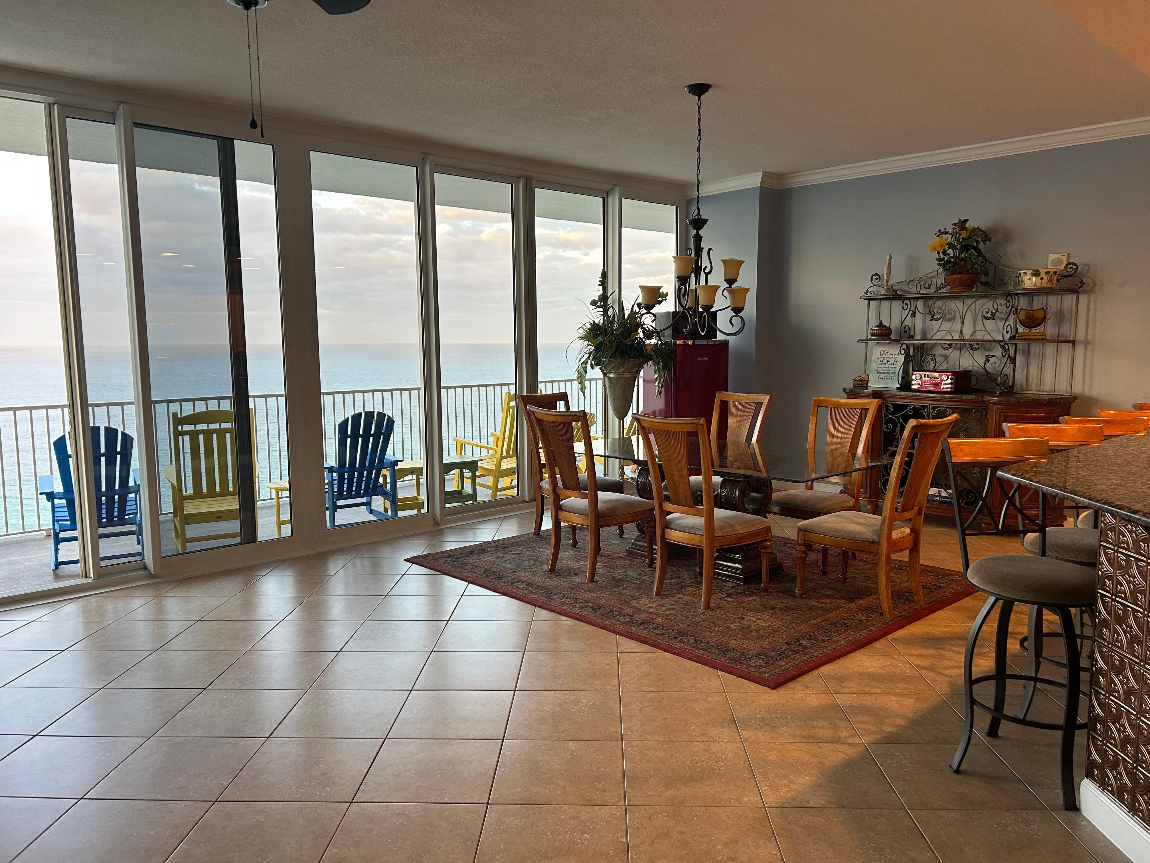 Dining room
Grandview Penthouse 