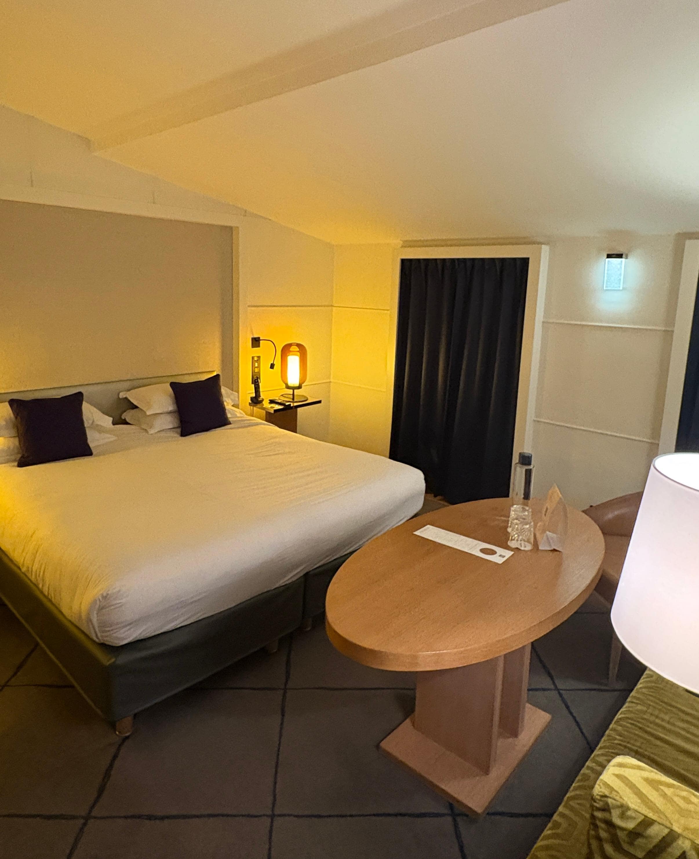 大きめのテーブル
ソファとチェア
ベッドも快適