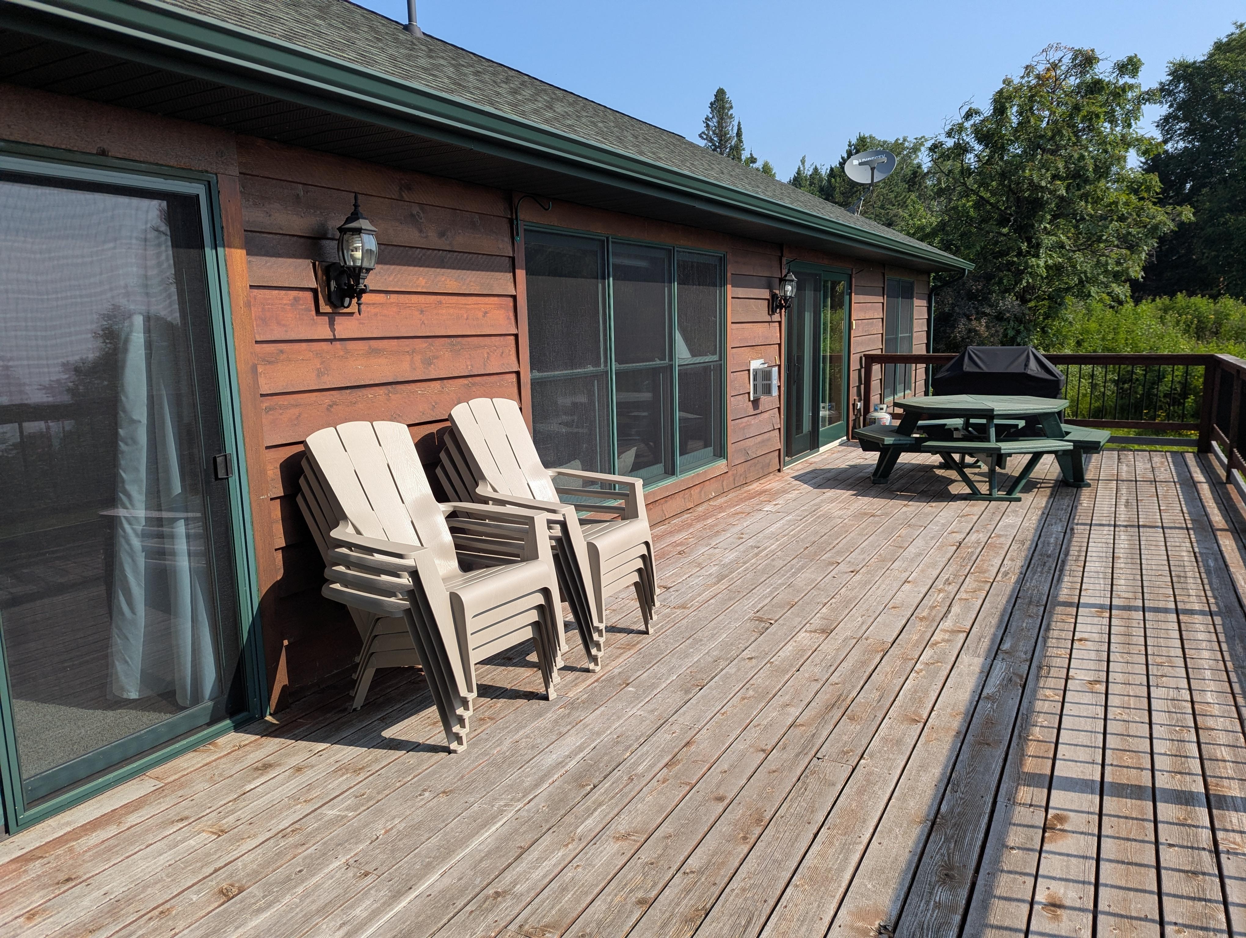 Huge deck overlooking the lake
