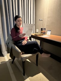 Quarto amplo ; espaçoso , com room service.