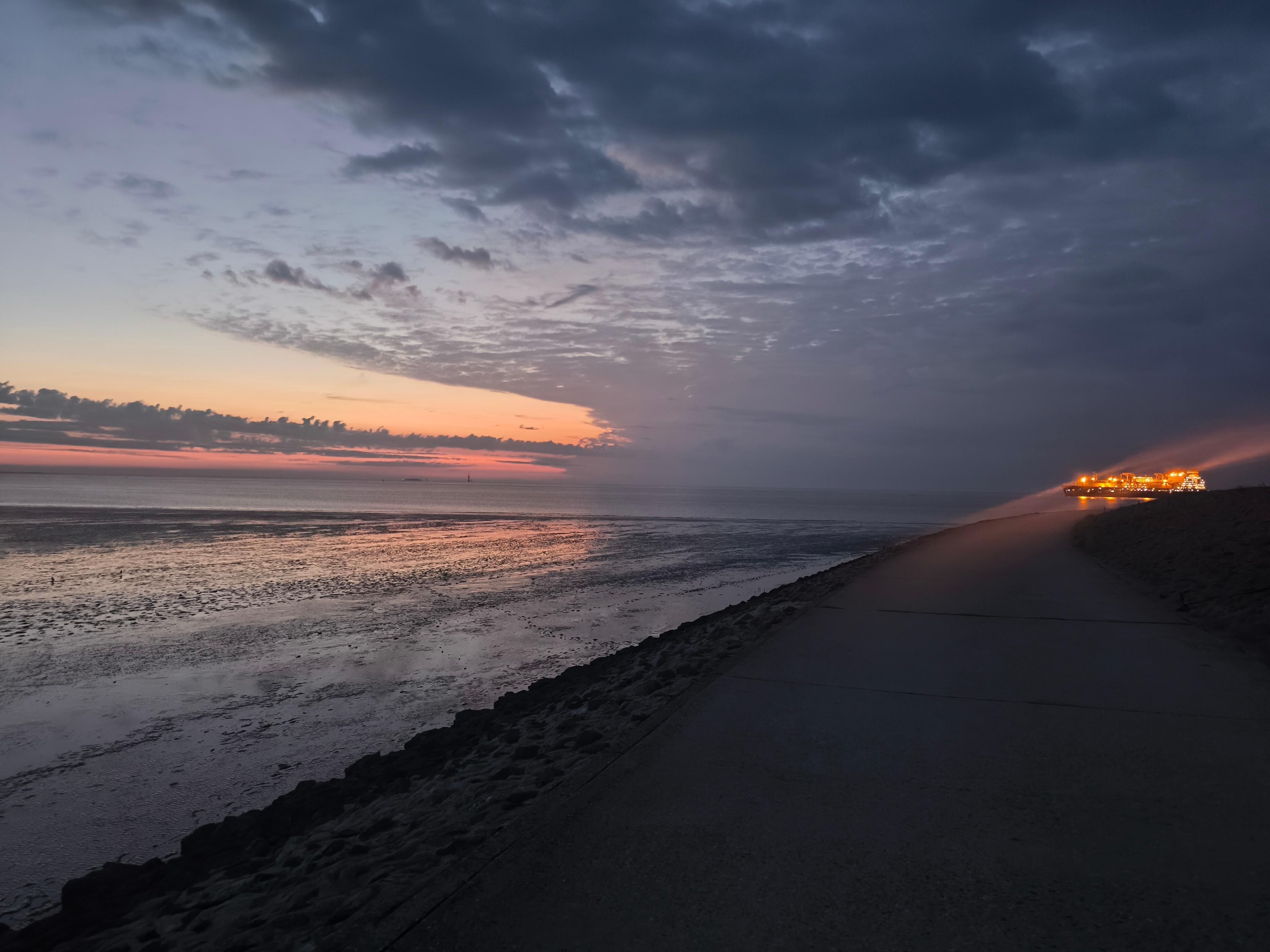 Wir verabschieden uns mit einem Sonnenaufgang am Außenhaven 