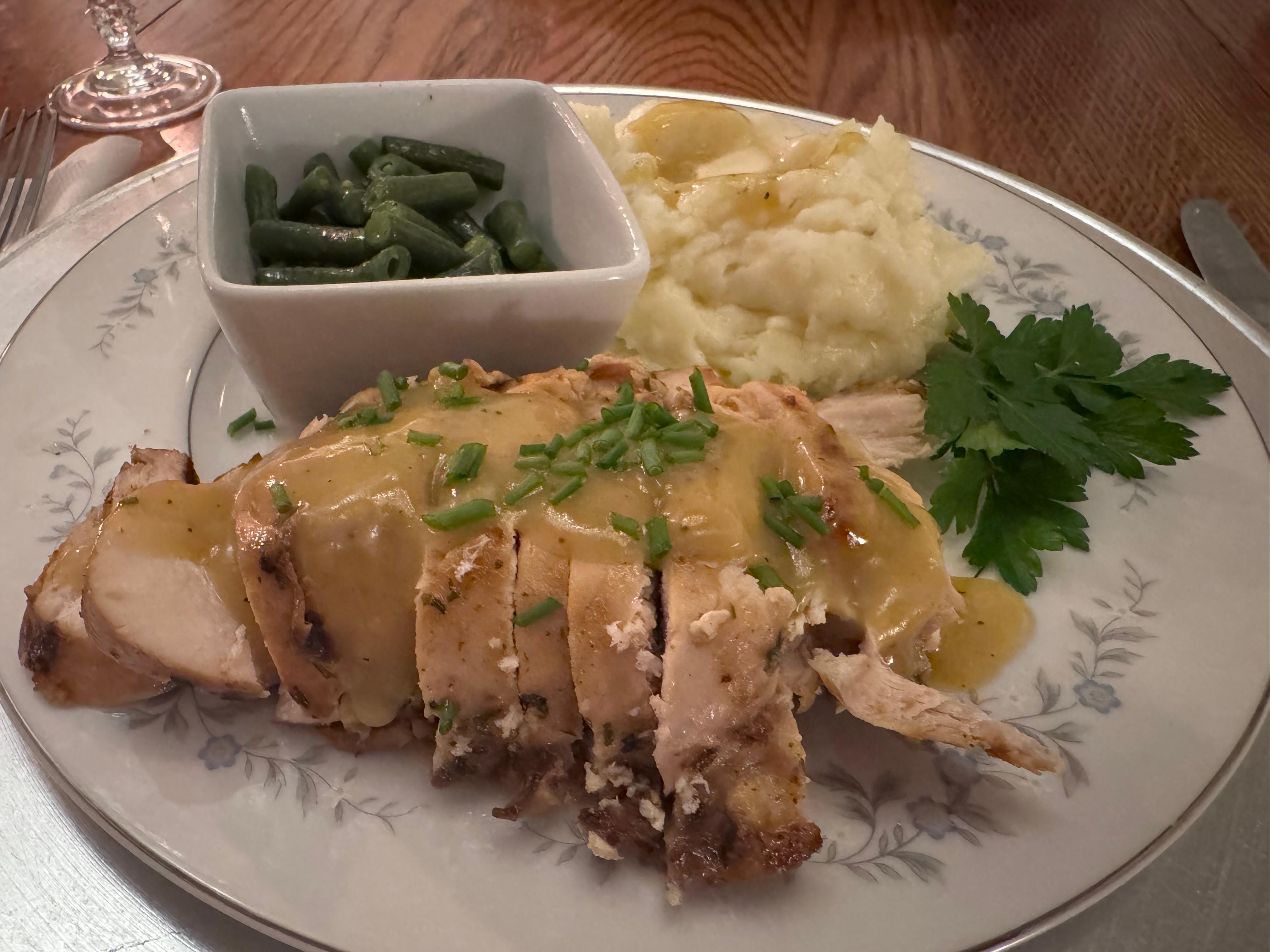 Chicken, mashed potatoes, gravy and green beans 🤤