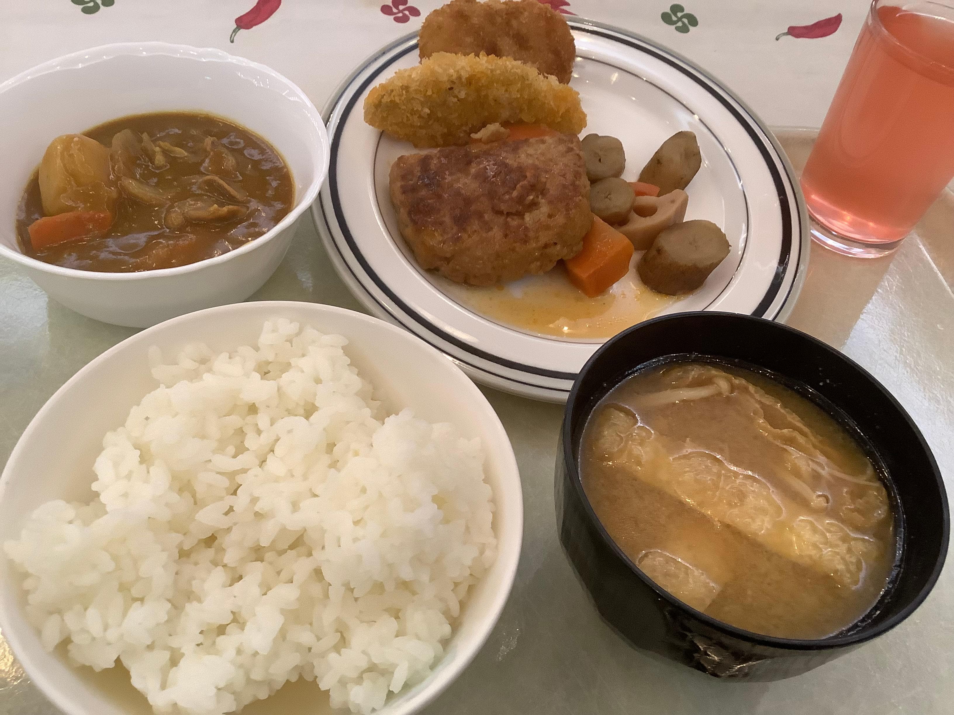 朝食風景🍴ご飯の日🍚コクのあるカレー🍛白身魚のフライ、ハンバーグ