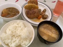 朝食風景🍴ご飯の日🍚コクのあるカレー🍛白身魚のフライ、ハンバーグ