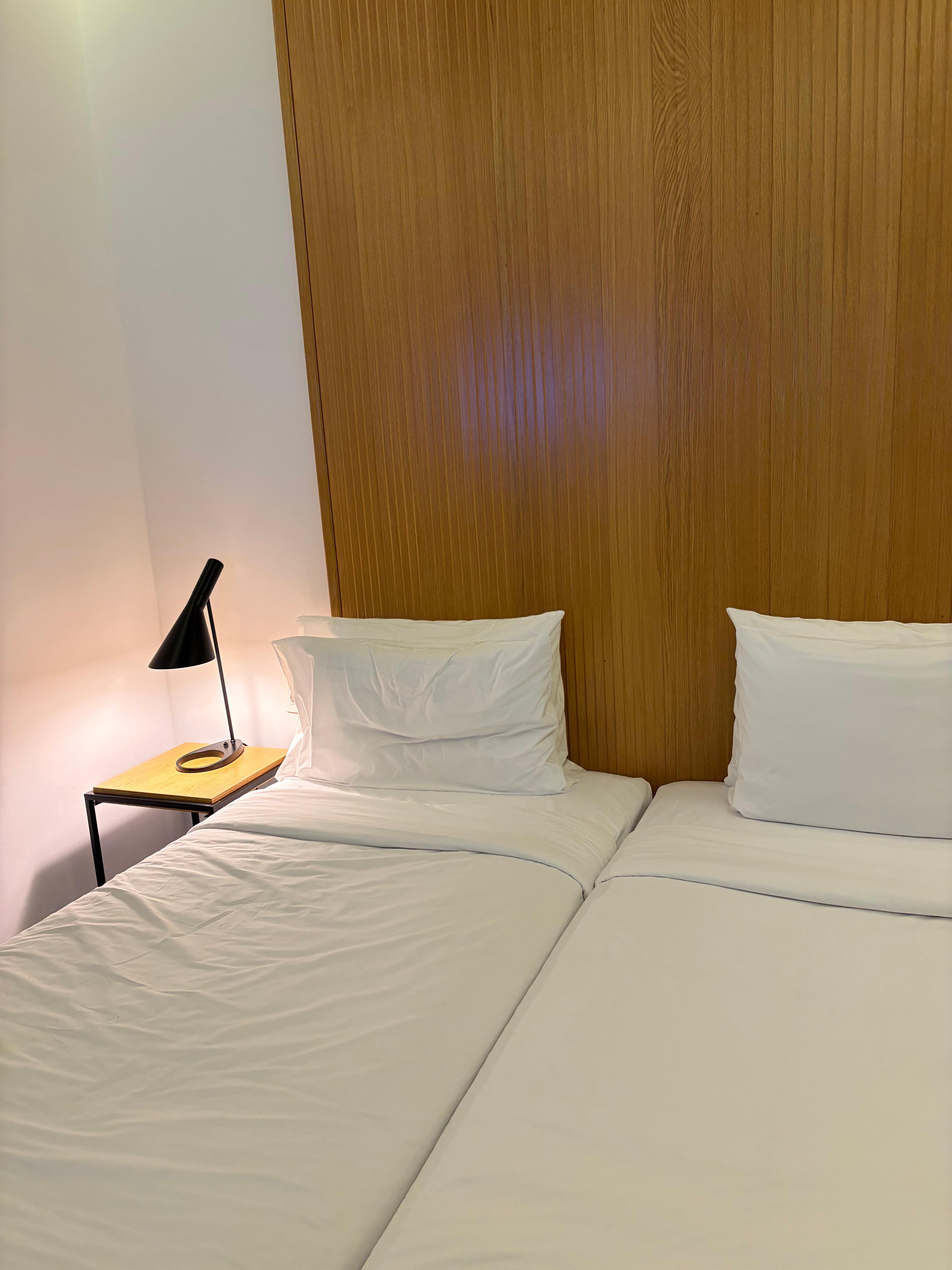 La cama está cómoda. Está todo limpio. Es estrecho el espacio, la ventana está del otro lado. 