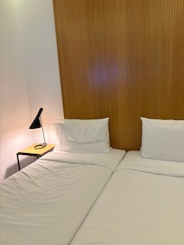 La cama está cómoda. Está todo limpio. Es estrecho el espacio, la ventana está del otro lado.