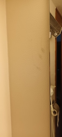 Trace de doigts au mur