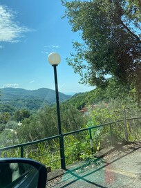 Uitzicht op de rest van het park, de bergen en het dal.