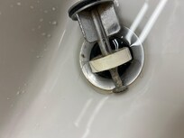 Des cheveux et autres curiosités qui bloquent l’écoulement d’eau