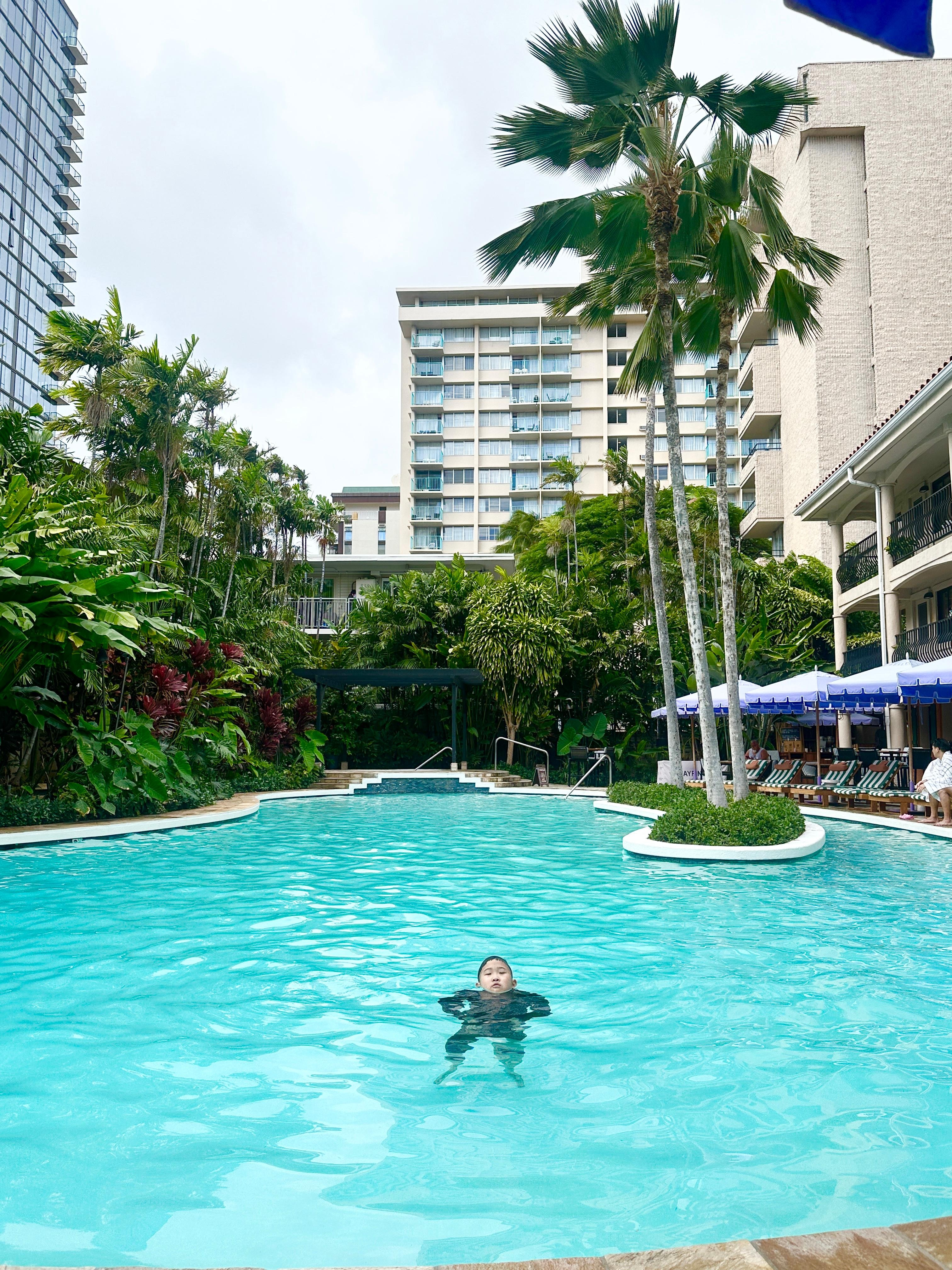 静かで広くて温水ジェットバス付きのプール！