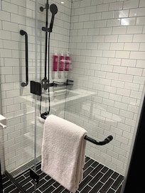 水捌けの良いシャワーブースでした。水圧は可もなく不可もなく